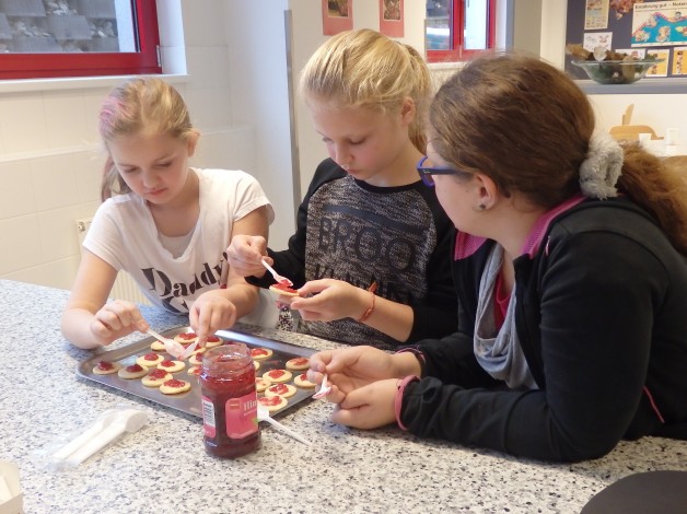 Plätzchen werden mit Marmelade bestrichen